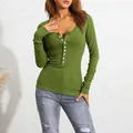 Primo piano del top a coste verde oliva a maniche lunghe con scollo Henley a bottoni - Taglia S / Top / Verde