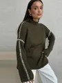 Olivgrüner Strickpullover mit Stehkragen und weißen Kontrastnähten am Ärmel - S / Oberteile / Dunkelgrün