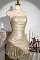 Nahaufnahme des funkelnden goldfarbenen paillettenbesetzten trägerlosen Bodycon-Kleids - S / Oberteil Und Unterteil / Champagnergold