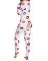 Detailansicht eines weißen Overalls mit Lippenmuster und funktionaler Knopflap am Gesäß - 2XL / Oberteil Und Unterteil / Rote Lippen Druck (Weiß)