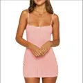 Detail van roze geribbelde camisole jurk met een strikje en een slanke, nauwsluitende pasvorm - Roze