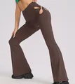 Primo piano dei pantaloni a zampa marroni a coste con dettaglio cutout alla moda. - XS / Pantaloni e gonne / Kaki