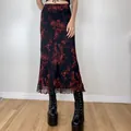 Dettaglio di una gonna midi nera con stampa floreale rossa vintage e orlo trasparente - Taglia S / Nero Fiori Rossi