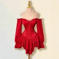 Elegante abito a corsetto rosso con spalle scoperte, maniche lunghe e orlo a balze - Rosso