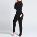 Detailansicht eines schwarzen gerippten Damen-Jumpsuits mit funktionaler Knopfklappe. - 2XL / Oberteil Und Unterteil / Reines Schwarz