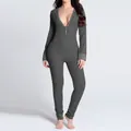 Vorderansicht eines grauen, langärmeligen Slim-Fit-Jumpsuits mit tiefem V-Ausschnitt und Knöpfen. - 2XL / Oberteil Und Unterteil / Dunkelgrau