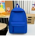 Detailansicht eines minimalistischen hellblauen Rucksacks in gemütlicher japanischer Deko - Saphirblau