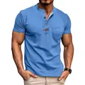 Vista detallada de la camiseta azul claro de manga corta Henley para hombre - S / Tops / Azul cielo