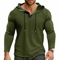 Dettaglio della felpa sportiva da uomo verde oliva con cappuccio, bottoni e coulisse. - Taglia S / Top / Verde militare