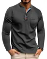 Macro-opname van een grijs Henley-shirt met lange mouwen voor heren en een blauwe kraag - S / Tops / Zwart