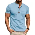 Vista dettagliata della maglia Henley da uomo azzurra con taschino sul petto e collo a bottoni. - Azzurro