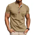 Primer plano detallado de la camiseta Henley vintage caqui con tapeta en contraste azul. - S / Tops / Caqui