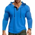 Dettaglio felpa con cappuccio blu brillante da uomo con collo Henley e coulisse sportiva - Taglia S / Top / Blu