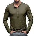Détail d'un t-shirt Henley à manches longues pour homme en coton flammé vert armée - S / Hauts / Vert Militaire