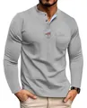 Detail van grijs heren Henley shirt met lange mouwen en contrastkleurige blauwe bies - S / Tops / Lichtgrijs