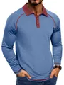Vue détaillée d'un polo bleu à manches longues pour homme avec col bordeaux contrasté - Bleu clair