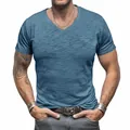 Vue détaillée du tissu en coton flammé et du col en V d'un t-shirt d'été bleu pour hommes. - S / Hauts / Bleu Denim