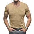 Gros plan sur un t-shirt pour hommes à col en V en coton flammé kaki avec texture fine - S / Hauts / Kaki