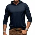Gros plan d'un t-shirt à capuche en coton à manches longues bleu marine pour homme. - Bleu saphir
