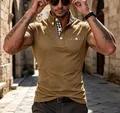 Polo da uomo casual color kaki con elegante colletto a scacchi e dettagli taschino - Kaki