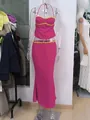 Tweedelige set van roze chiffon met gele bloemenkralen details getoond op een paspop - S / Boven- En Onderstuk / Bordeauxrood