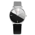 Nahaufnahme der minimalistischen zweifarbigen Quarzuhr mit schwarz-silbernem Zifferblatt - Silber und Schwarzes Zifferblatt (PD-0046) / Schwarz