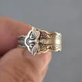 Gros plan sur une bague abeille en argent antique avec gravures florales complexes - Taille 6 / Argent