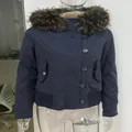 Dunkelblaue Kurzjacke mit flauschigem Kunstpelzkragen und klassischem Knopfverschluss. - S / Oberteile / Blau