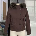 Vorderansicht der braunen Retro-Jeansjacke mit abnehmbarem Kunstfellkragen auf der Schaufensterpuppe - S / Oberteile / Braun