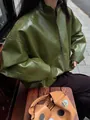 Detailansicht der Textur einer amerikanischen Retro-Lederjacke in glänzendem Olivgrün. - S / Oberteile / Olivgrün