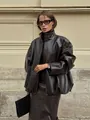 Modisches Vintage Set mit glänzender Kunstlederjacke und passendem langen Rock - S / Oberteile / Dreifarbig