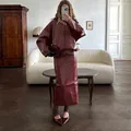 Retro-Stil glänzendes Set aus burgunderroter Lederjacke und hohem Bleistiftrock - S / Oberteil Und Unterteil / Burgunderrot