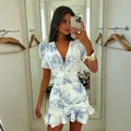 Vista detallada del elegante estampado floral azul en un vestido mini blanco de verano - S / Top Y Pantalón / Azul