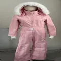 Dettaglio di una tuta da sci rosa da donna con cappuccio bordato di pelliccia bianca - Taglia S / Sopra e sotto / Rosa (Stile Nappa)