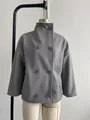 Vista detallada de un abrigo de lana gris con cuello alto sobre un maniquí sastre - XS / Tops / Gris de Doble Botonadura