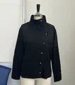 Vista dettagliata della giacca vintage nera con colletto alla coreana su manichino - Taglia S / Top / Nero