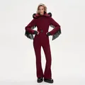 Tuta da sci bordeaux alla moda da donna con maniche a frange e cappuccio in pelliccia - Taglia S / Sopra e sotto / Rosso Vino (Stile con Nappine)