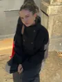 Foto de una mujer con una chaqueta de lana negra de doble botonadura y cuello alto - XS / Tops / Botonadura Doble Negro