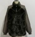 Dettaglio del patchwork in ecopelliccia e della trama delle maniche in maglia - Taglia S / Top / Verde