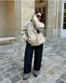 Modelo con abrigo corto de lana beige de doble botonadura en entorno exterior - XS / Tops / Beige de Doble Botonadura