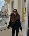 Elegante vrouw in een zwarte wollen jas met een luxueuze bruine kraag van imitatiebont - S / Tops / Zwart
