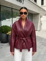 Dettaglio di una giacca in ecopelle bordeaux con collo a scialle e cintura in vita - Taglia S / Top / Borgogna