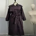 Lange dunkelviolette zweireihige Trenchcoat-Jacke mit Taillengürtel-Detail - Dunkellila