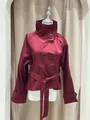 Gabardina corta burdeos de moda con cuello alto y detalle de cinturón cruzado - S / Tops / Burdeos