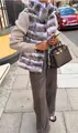 Vista dettagliata di un elegante gilet patchwork in ecopelliccia in un outfit street style - Taglia S / Top / Grigio (Niente Pelliccia Sulla Schiena)