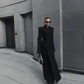 Elegante cappotto lungo nero con spalline imbottite e vita sciancrata per l'inverno - Taglia S / Top / Nero