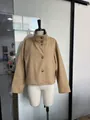 Elegante chaqueta de lana caqui para mujer con cuello alto y botones de estilo clásico - S / Tops / Caqui