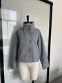 Elegante giacca di lana grigia da donna con collo a lupetto e chiusura a bottoni singoli. - Taglia S / Top / Grigio