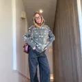 Modelo con cárdigan de punto con estampado de bandana gris en un pasillo - M / Tops / Gris