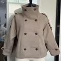 Giacca corta in lana beige doppiopetto classica con collo alto e spalline decorative - Taglia S / Top / Taupe
